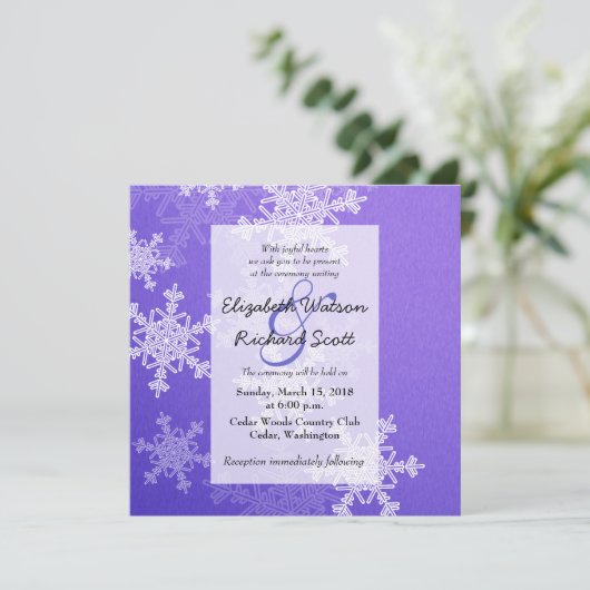 Diepblauwe sneeuwvlokken Kerst trouw uitnodiging (Staand voorkant)