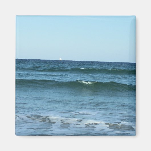 Diepe Blauwe Golven Met Verre Zeilboot Magneet (Voorkant)