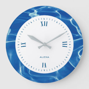 Diepe blauwe waterreflecties grote klok