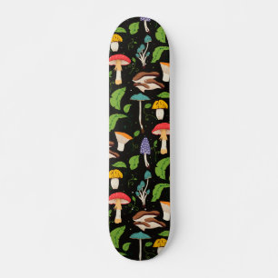 Diepe Bosmagie: Kleurrijke Paddenstoelen tegen een Persoonlijk Skateboard