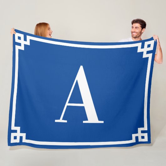 Diepe en blauwe witte Griekse sleutelrandmonogram Fleece Deken (In situ)