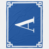 Diepe en blauwe witte Griekse sleutelrandmonogram Fleece Deken (Voorkant)