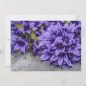 Diepe paarse bloemen op het grauwe-houtwacht kaart (Achterkant)