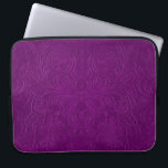 Diepe Paarse, in reliëf gemaakte bloemen Suede Lea Laptop Sleeve<br><div class="desc">Elegant diep paars met reliëf gemaakt retro-floraal ontwerp suede leleder look.Dit is een afbeelding van leder en geen echt of nep leder en een in reliëf gemaakt uiterlijk is een fotoshop-effect.</div>