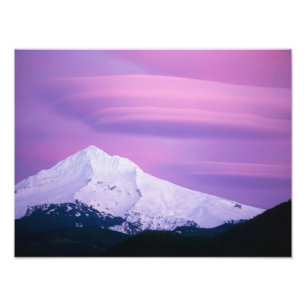 Diepe paarse wolken omringen Mount Hood in Foto Afdruk