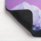 Diepe paarse wolken omringen Mount Hood in Muismat (Hoek)