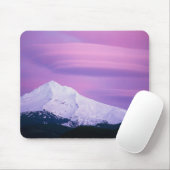 Diepe paarse wolken omringen Mount Hood in Muismat (Met muis)