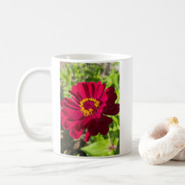 Diepe rode Zinnia bloem Koffiemok
