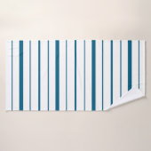 Diepe turquoise strepen op witte achtergrond badhanddoek (Badhanddoek)