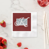 Diepe wijn en zilver Monogram Papier Napkins Servet (Insitu)