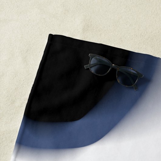 Dieptelading: Abstract Zwart, Wit & Blauw Strandlaken (In situ)