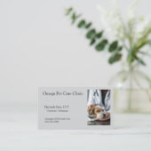 Dierenarts behandelt zieke hond visitekaartje (Staand voorkant)