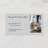 Dierenarts behandelt zieke hond visitekaartje (Voorkant)