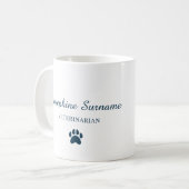 Dierenarts Dokter Dier Houdend Puppy Aangepaste Na Koffiemok (Voorkant links)