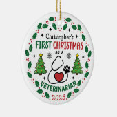 Dierenarts Eerste Kerstmis Gepersonaliseerde Ronde Keramisch Ornament (Rechts)