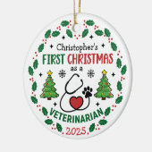 Dierenarts Eerste Kerstmis Gepersonaliseerde Ronde Keramisch Ornament (Links)