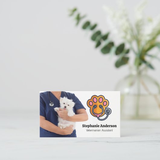 Dierenarts houdt hond vast visitekaartje (Staand voorkant)