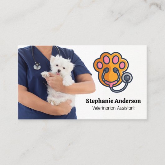Dierenarts houdt hond vast visitekaartje (Voorkant)