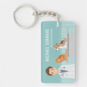 Dierenarts Man met kat en puppy aangepaste naam Sleutelhanger (Voorkant)