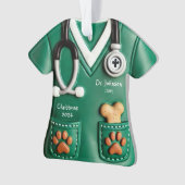 Dierenarts Scrub Shirt Gepersonaliseerd Ornament (voorkant)
