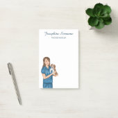 Dierenarts vrouw met een puppy post-it® notes (Kantoor)