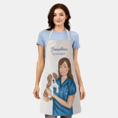 Dierenarts vrouw met een puppy schort (Gedragen)