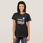 Dierenartsassistent & Koffie Spreuk T-shirt (Voorkant volledig)