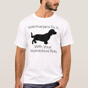Dierenartsen doen het... Met uw bewusteloze huisdi T-shirt