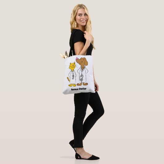 Dierenartsen van geanimeerde katten en honden tote bag (Op model)
