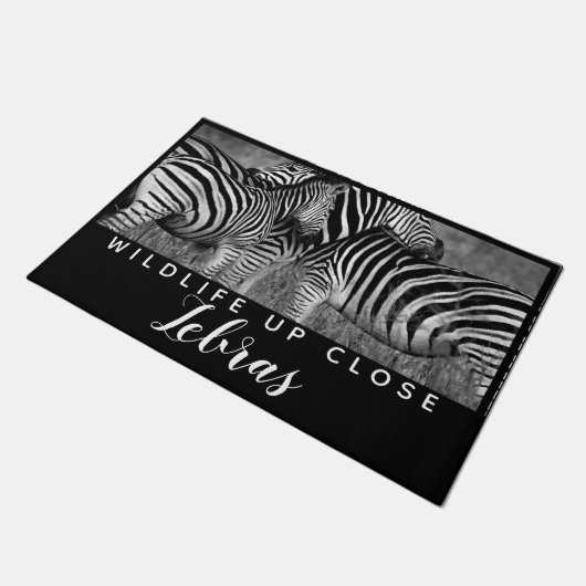 Dierenband zwart wit wild dicht bij deurmat (Schuin)