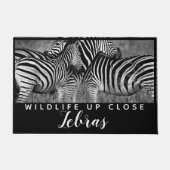 Dierenband zwart wit wild dicht bij deurmat (Voorkant)