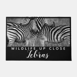 Dierenband zwart wit wild dicht bij deurmat