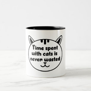 Dierenliefhebber voelt tweekleurige koffiemok