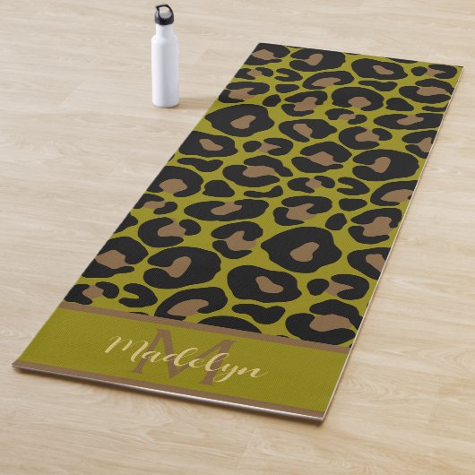 Dierenprint luipaard olijfgroen monogram naam yogamat (In situ)