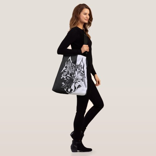 Dierlijke gidsen in zwart en wit crossbody tas (Op model)