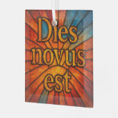 Dies Novus Est Het is een nieuwe dag "Glas in lood Glas Ornament (Voorkant links)