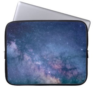 Digitaal blauw en paars sterrenstelsel laptop sleeve