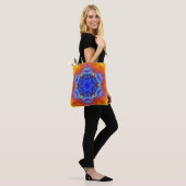 Digitaal Mandala Blauw Sinaasappel en Geel Tote Bag (Op model)