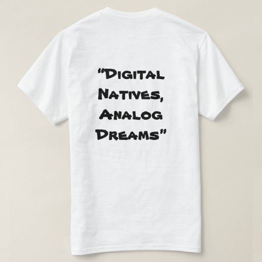 "Digital Natives, Analog Dreams" in het wit T-shirt (Design achterkant)