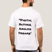 "Digital Natives, Analog Dreams" in het wit T-shirt (Achterkant)