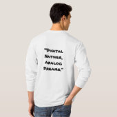 "Digital Natives, Analog Dreams" in het wit T-shirt (Achterkant volledig)