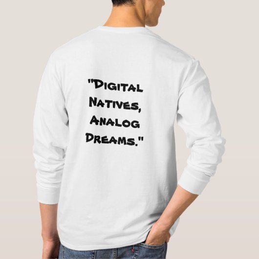 "Digital Natives, Analog Dreams" in het wit T-shirt (Achterkant)