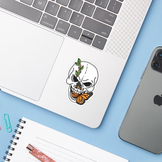 Digitale kunst met schedel en vlinder sticker (Laptop met iPhone)