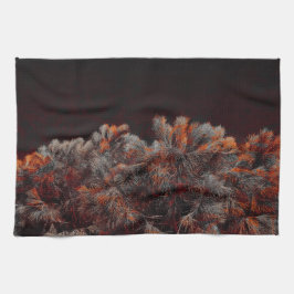 Digitale kunst van dennenbomen met oranje kleurvle theedoek