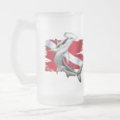 Dijvlag met hamerhaaienduiker omlaag matglas bierpul (Links)
