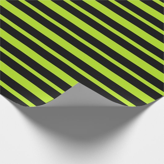 Dik- en dunne lingsteengroene en zwarte strepen cadeaupapier (Hoek)