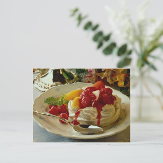 Dikke aardbei, frambozen, perzikcake briefkaart (Staand voorkant)