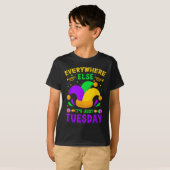 Dikke dinsdagen - Overal anders is het gewoon dins T-shirt (Voorkant volledig)