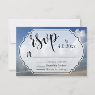 Dikke wolken boven strandfoto met badge RSVP Kaartje
