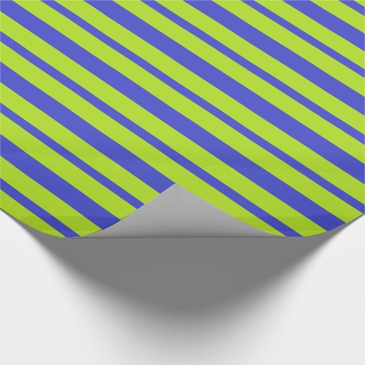 Dikte en dunne blauwe en langgroene strepen cadeaupapier (Hoek)